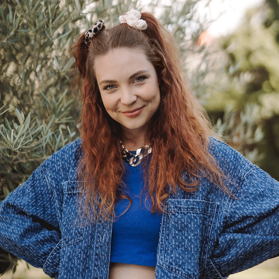 Coverbild mit Porträt einer Künstlerin in Jeansjacke