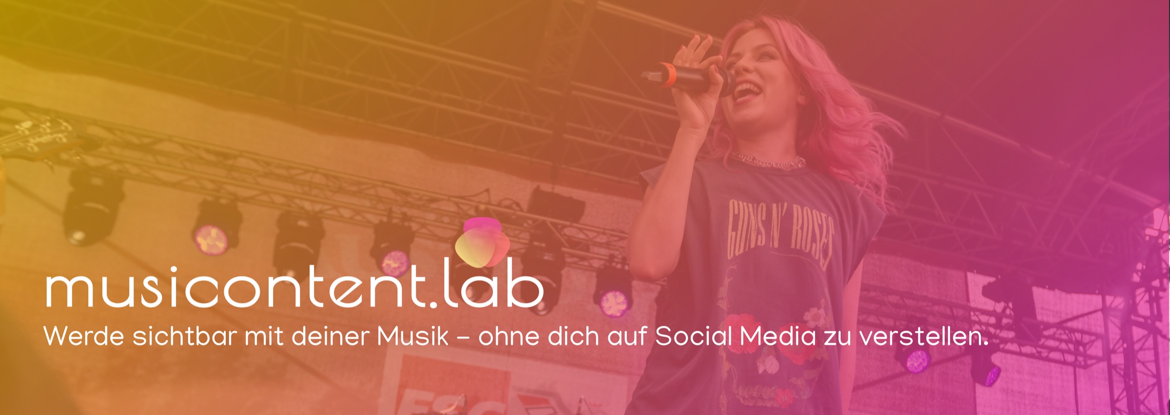 musicontent.lab – Werde sichtbar mit deiner Musik, ohne dich auf Social Media zu verstellen. Sängerin mit pinken Haaren auf der Bühne.
